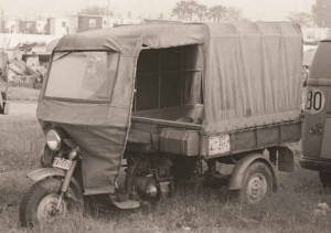 Isocarro con matrícula del Ejército del Aire de 1954 arrumbado en el aeródromo de Tablada