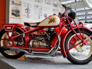 JAWA 500 OHV Rumpál. Rumpál significa "cabrestante". La moto pesaba 175 kg sin el sidecar, y era difícil de manejar como un cabrestante.