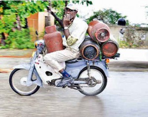 Una moto, cuatro tanques de gas y un cigarrillo. Esto se ve en las calles de Venezuela y nadie hace nada. 