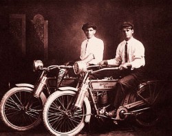 William Harley y su amigo de la infancia, Arthur Davidson, en 1903