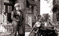 Marlon Brando y la Triumph en la película 'Salvaje' (The Wild One).