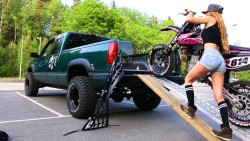 El problema con las motocicletas es su tamaño más pequeño en comparación con otros vehículos de motor como automóviles y camiones.