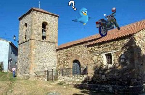 Estaba tan lleno aquel día Peñalba de la Sierra (Guadalajara) que, tuve que aparcar la Hondita en el tejado de la iglesia de San Pedro.