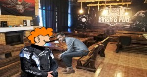 Cuando el hombre está sentado y mirando fijamente a la copa, entra un motero con cara de pocos amigos.