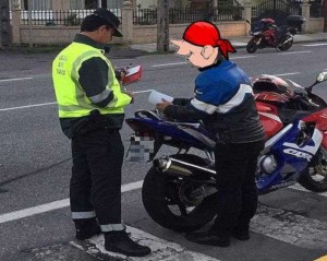 Ahora que lo pienso he visto el permiso de circulación el la caja de herramientas cuando ponia mi pistola en ella.