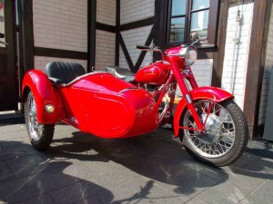 Una moto Junak con 'sidecar'