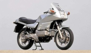 Esta es la RS que no me gustaba (ni el carenado, ni el manillar sport), así que les hice cambiar todo el kit a la otra que era para Bertín Osborne y, como ya la había pagado, pues le regalé a Bertín el carenado.