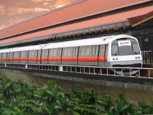Un tren C751B en la Estación Eunos MRT en Singapur.