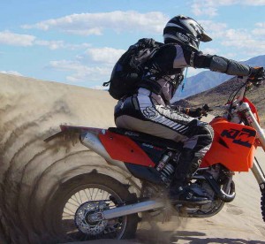KTM Sport con un neumático de paletas (neumático para la arena)