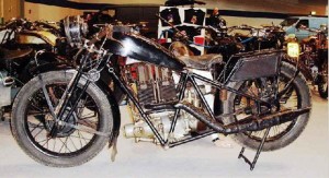 Lamoco de 1927, con motor de 2 tiempos, bicilíndrico, longitudinal, de 4 pistones, de 1927. Único ejemplar existente.
