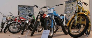 En este grupo y al fondo vemos una Bultaco Sherpa Sammy Miller, delante de ella una Ossa Mick Andrews Réplica y delante una Montesa Cota 348 (entre  otras, Bultaco Sherpa 199B, Ossa TR80, Montesa Cota 247 mk1, etc.)