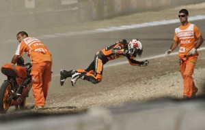 Marc Marquez se arroja al suelo en cólera tras caer su moto durante la carrera de 125cc. del Gran Premio de Portugal.