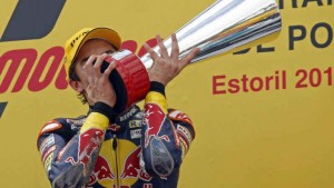 En Estoril 2010, Márquez remontó desde la duodécima plaza a la segunda hasta que hubo bandera roja · Luego se cayó en la vuelta de calentamiento y tuvo que salir último en la reanudación · Pasó del decimosexto puesto al cuarto en una curva · Al final, ganó la carrera por delante de Terol.