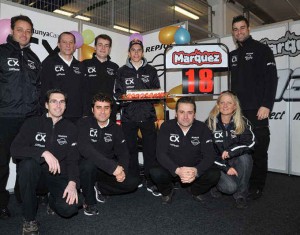 Márquez alcanza la mayoría de edad en un año en el que se va a tener que fajar con lo más granado de la categoría media, veteranos varios y aspirantes a MotoGP. El objetivo latente, ser capaz de hacer lo mismo que Dani Pedrosa, ganar dos años consecutivos en distintas categorías.