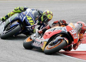 Rossi dijo en Malasia 2013: "Márquez me ha hecho perder el campeonato"   -   Reconoce que intentó apartarlo con la pierna, pero que no quería tirarlo.