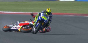 Un Valentino Rossi 'enloquecido' tira de una patada a Marc Márquez en plena carrera de Sepang