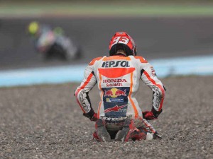 Marc Márquez se levanta después de caer en las lclasificatorias del GP de Argentina.