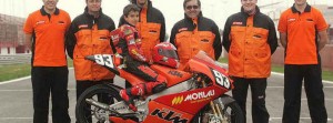 Marc Mázquez, la KTM y miembros del equipo Monlau Competición