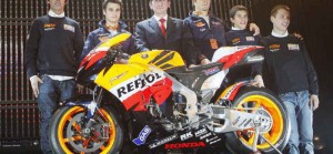 Tito Rabat en la presentación de la moto del equipo Repsol-Honda para el año 2008, acompañado de Julián Simón, Dani Pedrosa, Nicky Hayden y Marc Márquez.