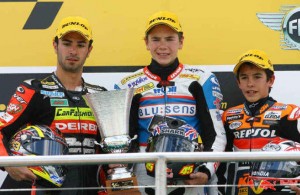 3º en el Gran Premio de Gran Bretaña el 22 de junio de 2008. En la imagen, Mike Di Meglio, Scott Redding y Marc Márquez. 