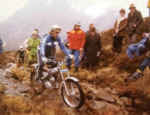 En los 'Scottish' de 1977 sobre la Yamaha OW. Esta particular "montura"  fue la base de los s‘Majesty’ (dónde la palabra MA/JES/TY significa: MA = Mick Andrews; JES = John E. Shirt; TY = Trial Yamaha)