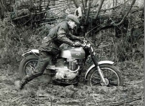 Mick Andrews con AJS347 en el 'British Experts Trial' de 1963.
