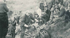 Mick Andrews fue 2º en los 'Scottish' de 1963, sobre una AJS 350, detrás de Sammy Miller sobre Ariel.