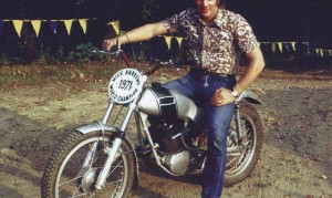 Mick Andrews en una escuela suya de trial, en USA, 1972.