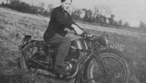 Sammy con su primera moto, la Francis Barnett 197cc de 1929