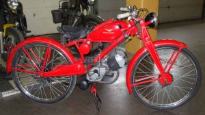La Moto Guzzi Motoleggera 65 es una motocicleta que se fabricó entre 1946 y 1954. Apareciendo a principios de 1946, este desarrollo revolucionario no era absolutamente ningún autociclo, sino una motocicleta de motor ligero, realmente práctica, que rápidamente adoptaría el título de 'Guzzino' (Pequeña Guzzi).