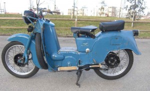 La Galletto es una moto construida por Moto Guzzi entre 1950 y 1966. El Gallo nació del proyecto del fundador de la Casa, Carlo Guzzi, que decidió combinar las ventajas de una motocicleta de ruedas altas con las de un scooter.