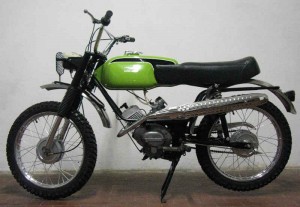 La Dingo Cross apareció en 1966. En 1967se le hicieron cambios, por los que el chasis pasó a ser de tubo de doble cuna y la caja de cambios de 4 velocidades.
