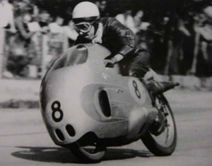 Ernst Degner ganador del TT de 1962 con la MZ 250