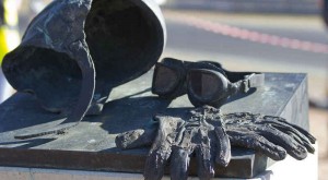 Monumento a Ángel Nieto en el Circuito del Jarama, acompañado de una placa donde se lee: «En recuerdo y sincero homenaje a los muchos días de gloria que protagonizó en este su circuito del Jarama»