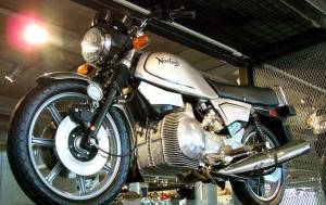 Brian Crighton lleva 30 años inmerso en el desarrollo de monturas con motor rotativo. Los últimos éxitos de Norton a principios de los '90 llevan su apellido. Su última joya es la CR700P, con una relación peso-potencia difícil de igualar.