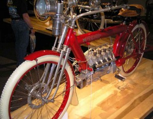 Pierce Four de 1910. Con $ HP de potencia alcanzaba una velocidad de 60 mph (97 kph).