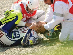 Valentino Rossi se rompe el hueso de la espinilla en un accidente durante la práctica el sábado en la pista de Mugello antes del Gran Premio de Italia de 2010.