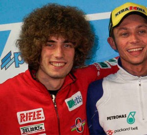 Marco Simoncelli murió el 23 de de octubre de 2011 en el circuito de Sepang tras ser arrollado por Colin Edwards y su amigo Valentino Rossi.
