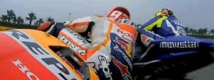 Marc Márquez y Valentino Rossi, en su toque en Sepang 2015.