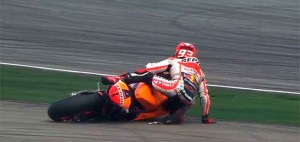 Debido a la patada de Valentino Rossi, Marc Mázquez terminó saliendo de la pista.