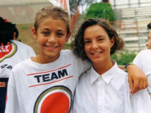 Valentino Rossi y su madre (Stefanía Palma)  en 1993. Tenía 13 años.