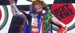 El 18 de agosto de 1996, un joven Valentino Rossi de solamente 17 años alcanzaba su primer triunfo dentro del Mundial de Motociclismo al vencer en el Gran Premio de la Repúbica Checa de 125cc en Brno.