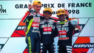 Valentino Rossi, Tetsuya Harada y Loris Capirossi en el circuito de Paul Ricard en 1998.