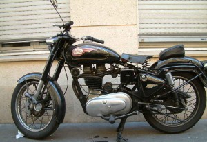 Royal Enfield Bullet con placa de Enfield en el depósito