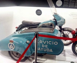 El primer servicio de asistencia en carretera fue puesto en marcha en 1957 por el RACC con una Sanglas con sidecar de 350cc.