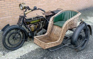 Antiguamente era típico el uso de la cesta-'sidecar'. Royal Enfield  de 1915.