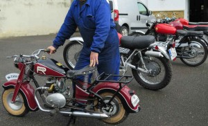 La imagen nos da idea del tamaño de las Motos Soriano