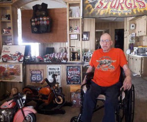 Ed Spilker, admirador de la motocicleta Indian, originalmente perteneciente al club 'Jackpine Gypsies' y cofundador de la concentración de Sturgis.
