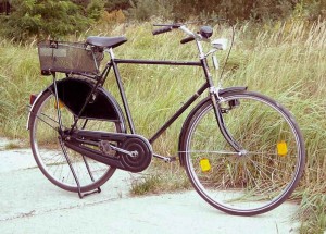 Bicicleta tipo 'roadster' con 'cuadro diamante'.