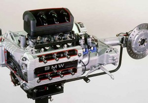 Conjunto motriz/transmisión BMW K100, cuatro cilindros en línea a 90º, refrigeración líquida, sistema inyección Bosch LE-Jetronic y transmisión por cardán.